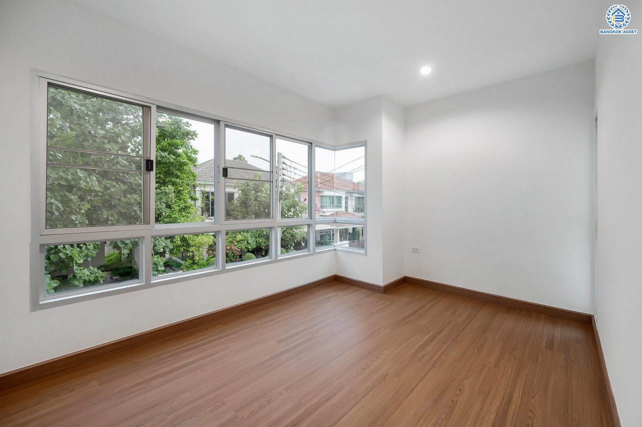 บ้านมือสองตกแต่งใหม่ โครงการ ไลฟ์ บางกอก บูเลอวาร์ด ปิ่นเกล้า-เพชรเกษม เนื้อที่กว้างกว่า 52.5 ตร.ว ฟังก์ชัน 3 ห้องนอน 3 ห้องน้ำ 2 ที่จอดรถ บนทำเลติดถนนพุทธมณฑลสาย4 ตอบโจทย์กับทุกครอบครัว ใกล้แหล่งช้อปปิ้ง "เซ็นทรัล ศาลายา" รถไฟฟ้าสายสีน้ำเงิน "สถานีหลักสอง" และจุดขึ้นทางด่วน "ศรีรัช"